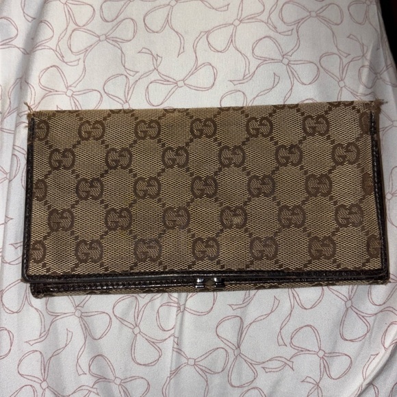 Gucci Handbags - VINTAGE GUCCI WALLET WITHOUT CLASP!
